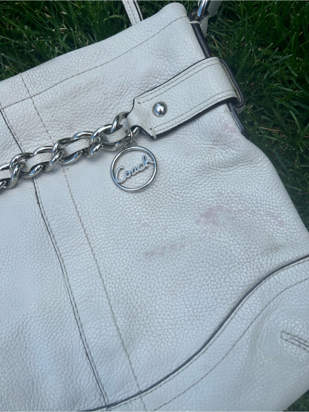 COACH White Leather Shoulder Bag with Chain Detail - Picture 3 of 13